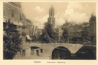1351 Gezicht op de Bakkerbrug over de Oudegracht te Utrecht, met op de achtergrond de Domtoren.